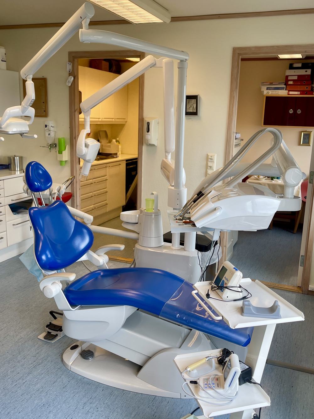 Behandlingsrommet ved klinikken, med tannlegestol og utstyr