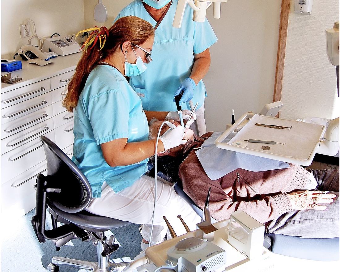 Tannbehandling pågår i behandlingsrommet ved klinikken
